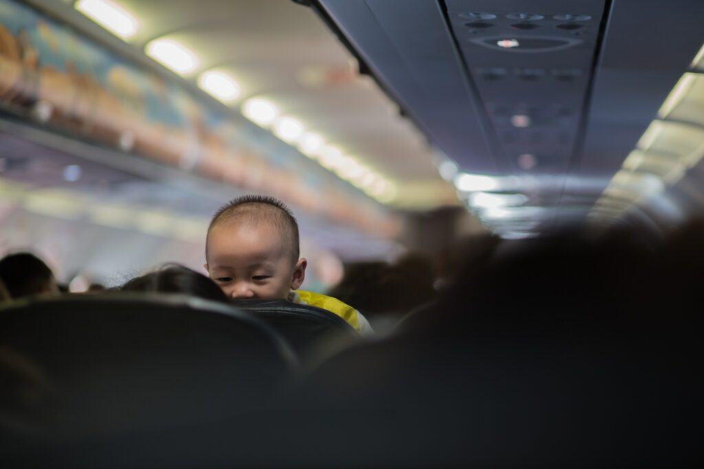 Почему дети плохо ведут себя в самолетах?